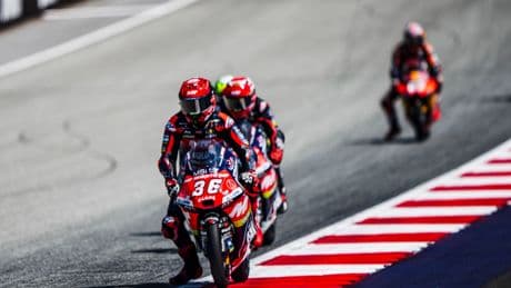 Piqueras gana en Moto3 para soñar con el Mundial
