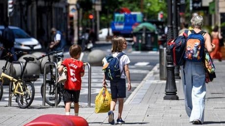 El BOE publica los nuevos permisos de maternidad y paternidad: cuándo entran en vigor y qué cambios suponen