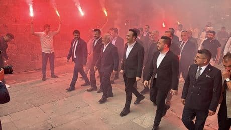 Pop yıldızı gibi politikacı
