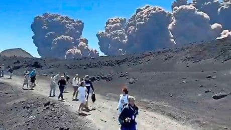 Vulkaan Etna spuwt plotseling gloeiende lava en as: Nederlandse vriendinnen moeten rennen voor hun leven