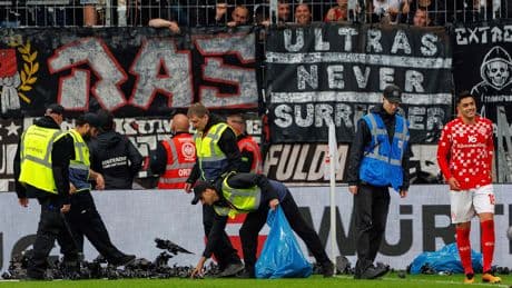Millimeter fehlten zum Abbruch  - Die Wahrheit hinter Frankfurts Fan-Skandal!