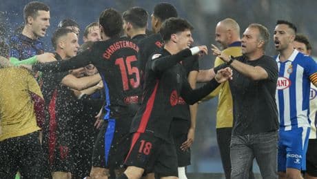 Entre los aspersores y el sentido común de Flick: "Sé lo que paso y quería que los jugadores lo celebraran dentro"