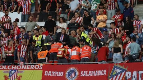 Diez minutos de parón y tensión en el Atlético - Betis por una incidencia en la grada: un aficionado es trasladado &quot;estable&quot; al hospital
