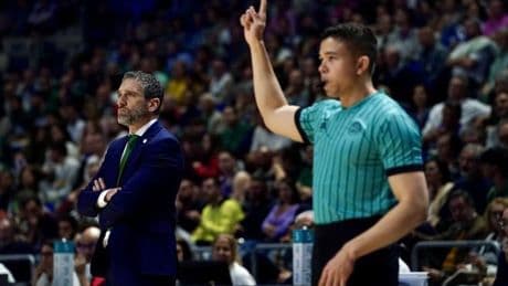 Estos son los árbitros que la FIBA ha elegido para la Final Four 2025 de la BCL en Atenas