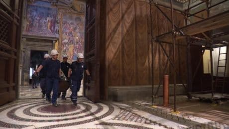 Cappella Sistina, svelati i preparativi per il Conclave: i lavori sotto lo sguardo di Michelangelo