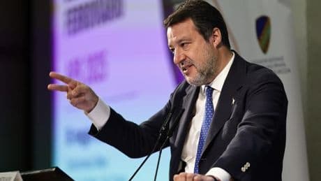 Salvini: «Aboliremo il Superbollo. No al solo elettrico dal 2035 e al blocco delle auto Euro 5 il prossimo anno»