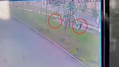 Kız çocuğunu köpekten güvenlik görevlisi kurtardı! O anlar kamerada