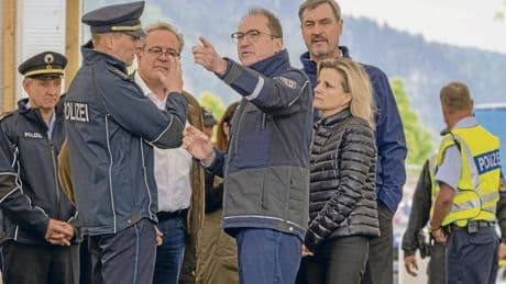 Pläne von Schwarz-Rot | Regierungspläne: Rechteabbau für Bürger, Kamelle für Firmen