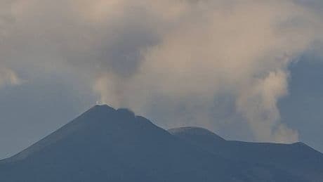L'Etna fa paura, colata lavica a 3mila metri. Allarme per i voli