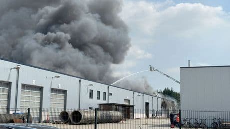 Brände: Halle auf Industriegelände in Lingen brennt