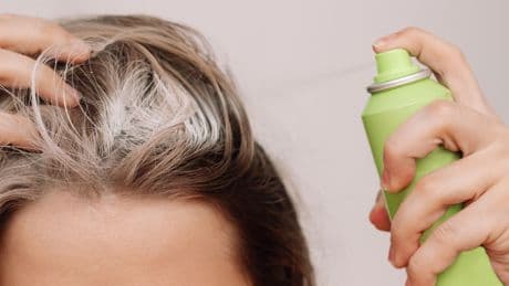 Haarausfall nach Trockenshampoo? Das steckt wirklich dahinter