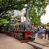 KIJK. Stokoude Efteling-stoomtrein rijdt niet meer op kolen: “Stoom nog steeds aanwezig door rookmachine”