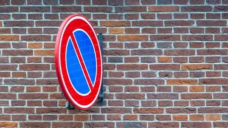 Incidente con veicolo in divieto di sosta, ecco quando c'è il reato: le cose da sapere