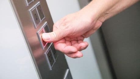 Notfall in München: Feuerwehr befreit zwölf Menschen aus überfülltem Aufzug