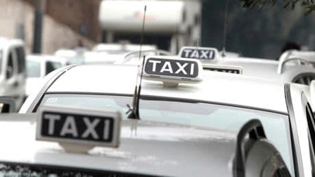 Taxi-Ncc, la Commissione Ue contro il decreto sulle app: no al divieto di confronto prezzi e tempi di attesa