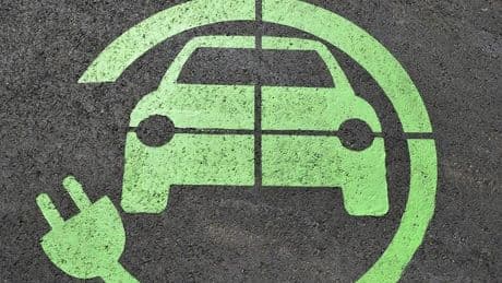 Giudice Usa ordina a Trump di finanziare colonnine per auto elettriche