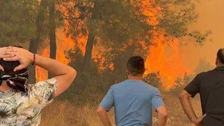 Son dakika... Antalya'nın 3 ilçesinde yangın! Anonslarla evler tahliye edildi