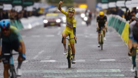 Tadej Pogacar grijpt voor vierde keer eindzege in Tour de France, Wout van Aert wint spectaculaire laatste etappe in Parijs
