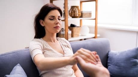 Should you try hypnosis to stop drinking? Here’s what the experts say