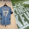 Truitje hangt al op en zelfs afgebeeld op gras langs de zijlijn: Etihad Stadium helemaal klaar voor afscheid De Bruyne