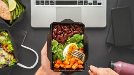Comer solo durante el día podría proteger de los riesgos cardíacos del trabajo por turnos