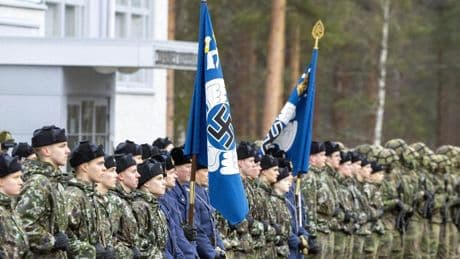 Abkehr von der Swastika: Finnlands Luftwaffe will Hakenkreuz-Flaggen abschaffen