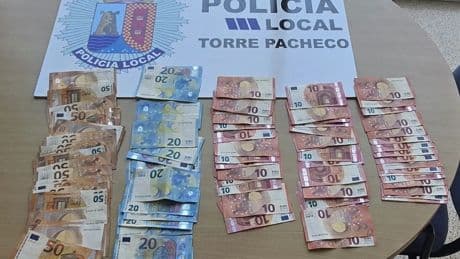 Un vecino de Torre Pacheco alerta a la Policía al ver a un cajero expulsar sin control 2.000 euros en billetes