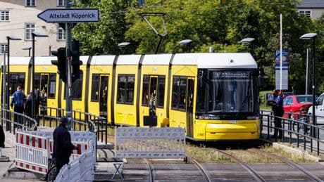 Verkehr: Wuhlheide-Brücke: Erste Trams rollen wieder