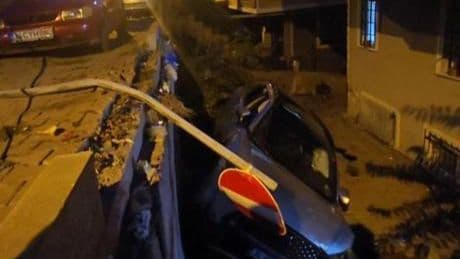 Sancaktepe’de yokuşta kayan cip apartman boşluğuna düştü: 1 yaralı