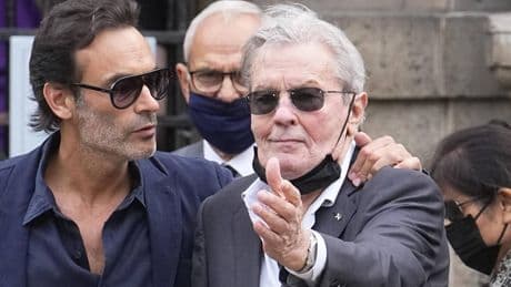Alain Delon, guerra tra eredi: il figlio Alain-Fabien denuncia i fratelli e chiede l’annullamento del testamento milionario