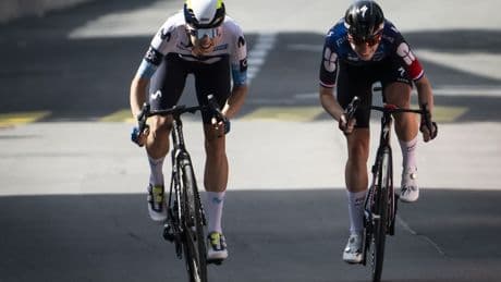 Vollering verliest sprint van Reusser en grijpt naast etappezege in Ronde van Zwitserland