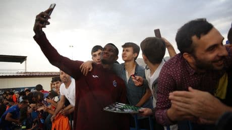 Trabzonsporlu futbolcular yağmurlu havada taraftarıyla buluştu