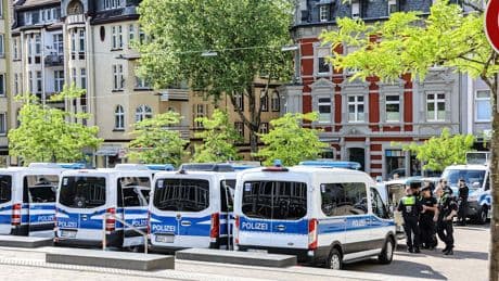 Wegen bekanntem Rapper und Rockern - 100 Polizisten filzen Gäste bei Café-Neueröffnung