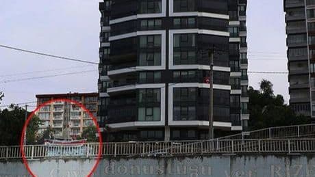 Karadeniz aklı yine iş başında! 38 yıllık kayığını evine taşıdı: 'Bu sitenin adresini herkes bilir'