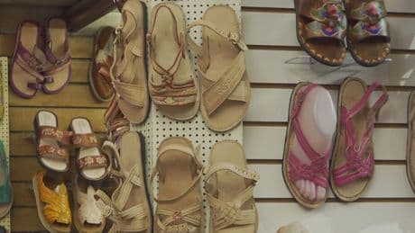 Un diseñador de Adidas se disculpa por la apropiación cultural al diseñar unas sandalias de estilo mexicano