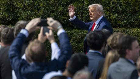 La caótica agenda de Trump: promete más aranceles en plena capitulación