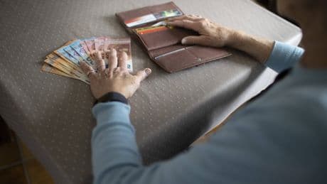 Tausende Rentner betroffen: Langjähriger Bargeld-Service wird bald abgeschafft