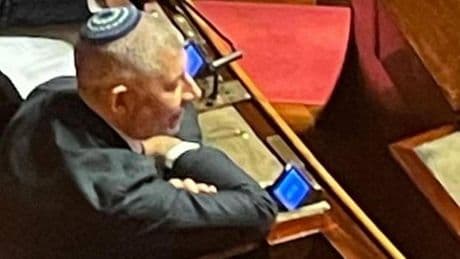 La Francia: "Intollerabile". Kippah al Senato, ma sinistra defilata