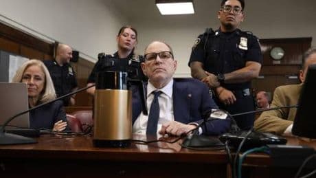 Cade l'accusa di stupro contro Harvey Weinstein. Ma rischia 25 anni