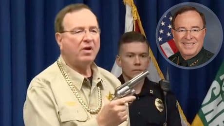 Sheriff draagt gouden ketting ter waarde van tienduizenden dollars tijdens persconferentie over oprollen drugsbende