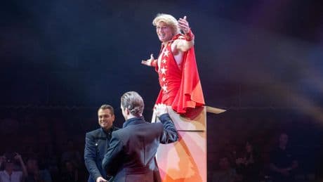 Emotionele Hans Klok negeert doktersadvies en doet levensgevaarlijke zwaarden-act toch