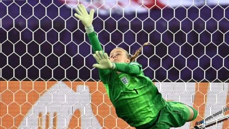 Keeperin in der Heldenrolle: England feiert nach Elfmeterkrimi Torhüterin Hannah Hampton