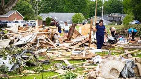 Tornado-spawning storms threaten central U.S.