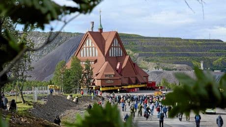 En Suède, une église historique déplacée sur cinq kilomètres sur un convoi à roulettes