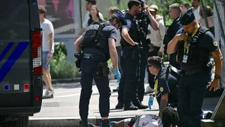 Caos en el Tour, la policía dispara a un joven que apuñaló a un agente: &quot;El peto le salvó la vida&quot;