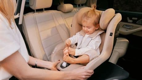 Viajes en coche con niños: 5 claves para evitar el calor y los atascos
