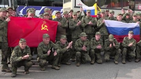 Rusia y Ucrania inician el canje de prisioneros “mil por mil”