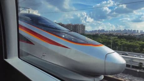 Seite an Seite mit 250 km/h - Zwei Bullet Trains in epischem Wettrennen