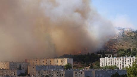 Incendie à Marseille : des scènes de « désastre », le feu fixé mais sous haute surveillance