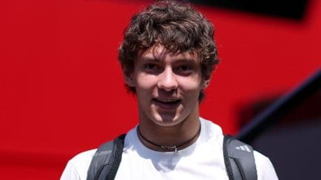 Kimi Antonelli, a Imola GP F1 e zainetto di scuola: nel paddock si porta tutta la classe!